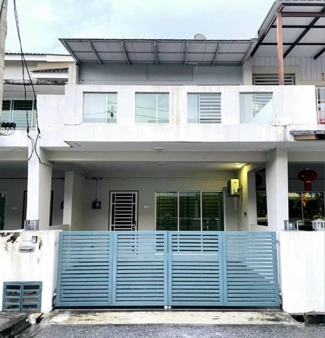 Cozyhouse 4Room 3Bath Room 10Pax'''Simpangampattasek Simpang Ampat  Kültér fotó